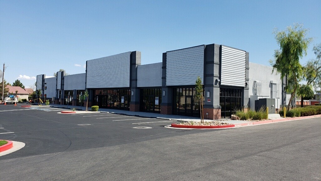 6121 W Lake Mead Blvd, Las Vegas, NV à louer Photo de l’immeuble– Image 1 sur 1