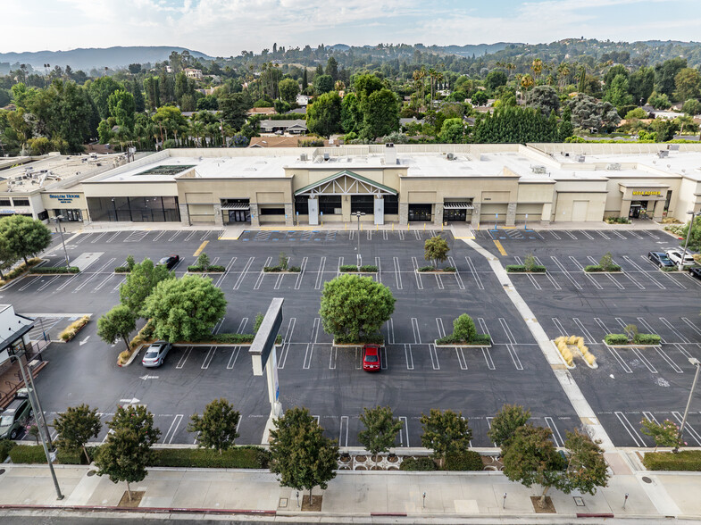 19800 Ventura Blvd, Woodland Hills, CA à louer - Photo de l’immeuble – Image 1 sur 2