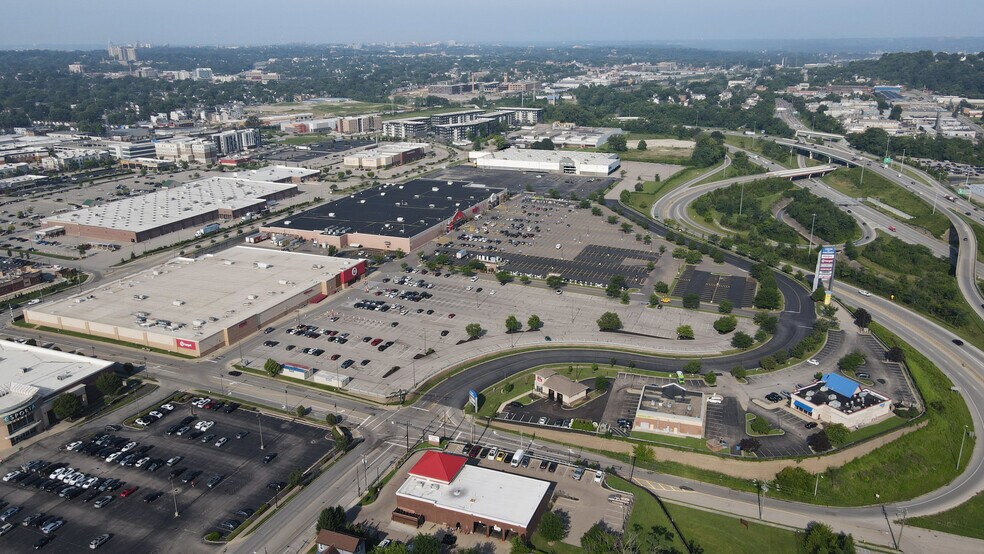 4825 Marburg Ave, Cincinnati, OH à louer - Photo de l’immeuble – Image 3 sur 13