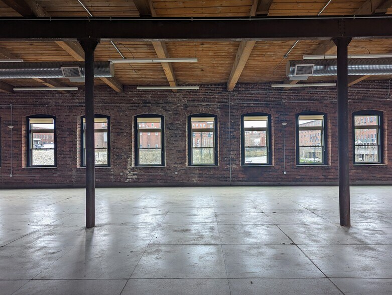 102 Main St, Saco, ME à vendre - Photo intérieure – Image 2 sur 11