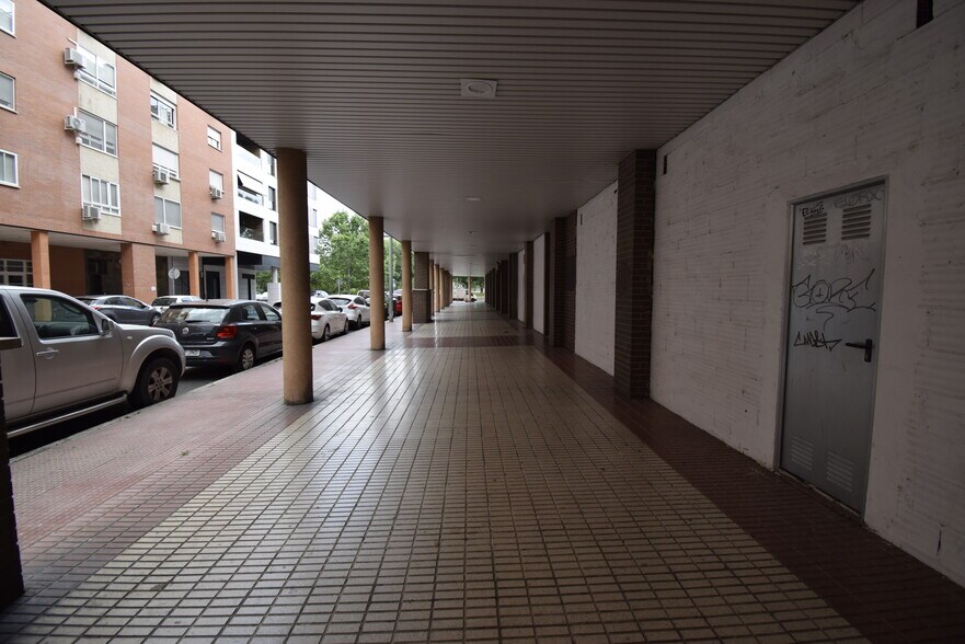 Calle Dámaso Alonso, Alcalá de Henares, Madrid à vendre - Photo de l’immeuble – Image 3 sur 4