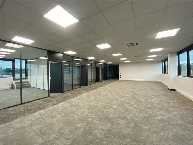 Bureau dans Villeneuve-la-Garenne à louer - Photo de l’immeuble – Image 3 sur 5