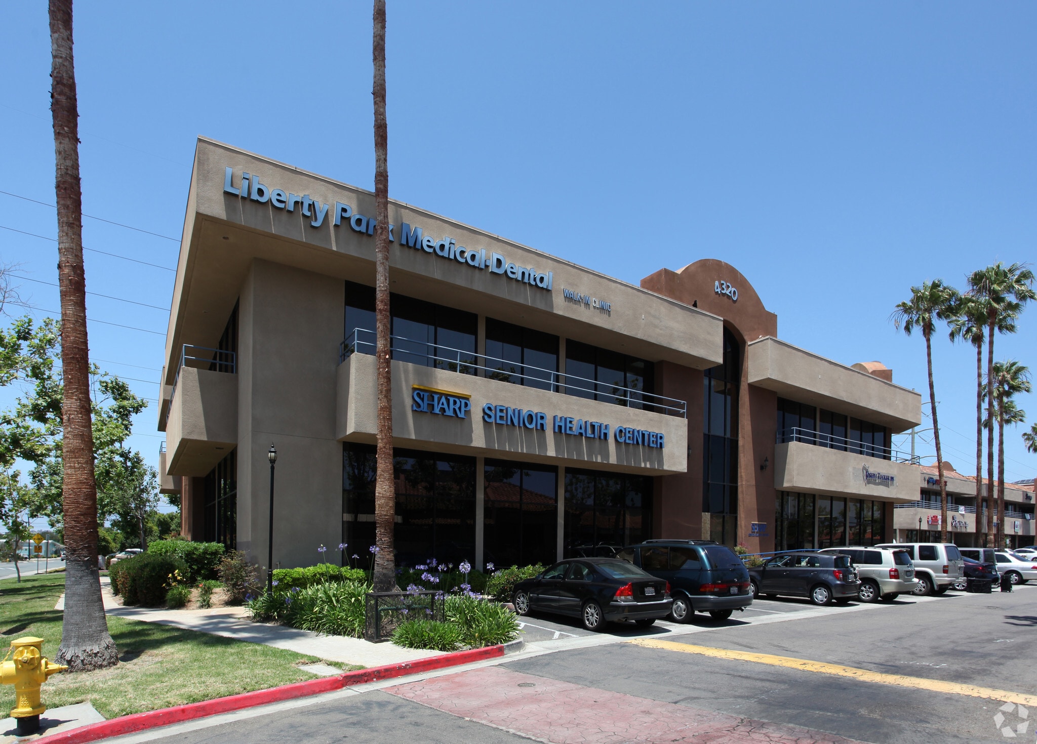 4320 Genesee Ave, San Diego, CA à louer Photo principale– Image 1 sur 4