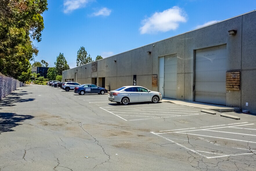 2350 Camino Vida Roble, Carlsbad, CA à louer - Photo de l’immeuble – Image 2 sur 11