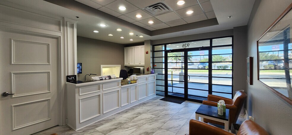 926 Chulie Dr, San Antonio, TX à louer - Photo de l’immeuble – Image 2 sur 12