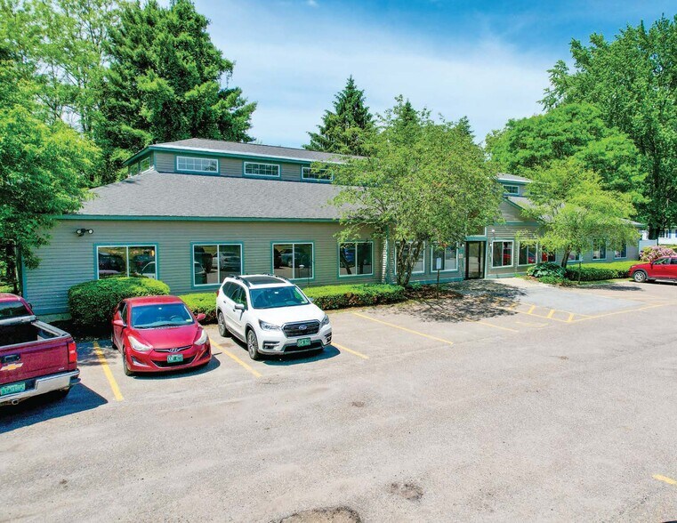 15 Pinecrest Dr, Essex Junction, VT à vendre - Photo de l’immeuble – Image 1 sur 6