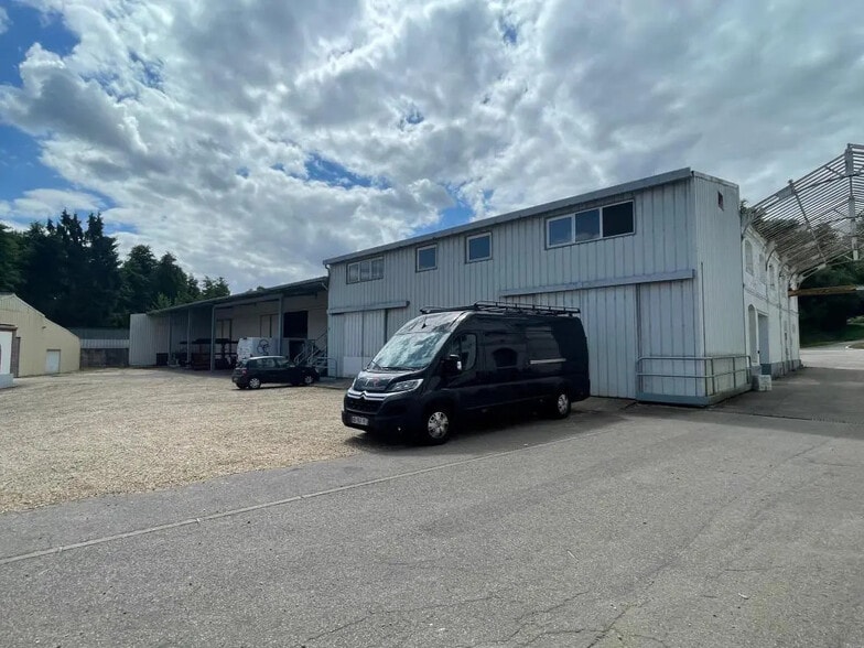 Local d'activités dans Charleval à vendre - Photo de l’immeuble – Image 3 sur 16