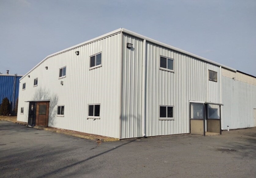 114 MacArthur Dr, New Bedford, MA à louer Photo principale– Image 1 sur 12