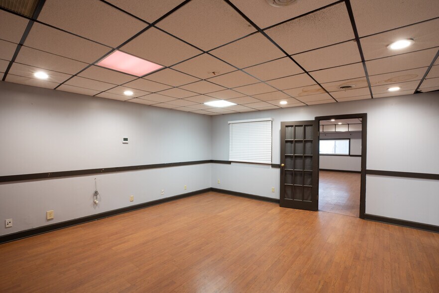801 Forest Ave & 1200-1210 E 9th Street portefeuille de 2 biens à vendre sur LoopNet.fr - Photo de l’immeuble – Image 3 sur 11