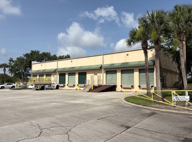 8442 Tradeport Dr, Orlando, FL à louer - Photo de l’immeuble – Image 3 sur 10