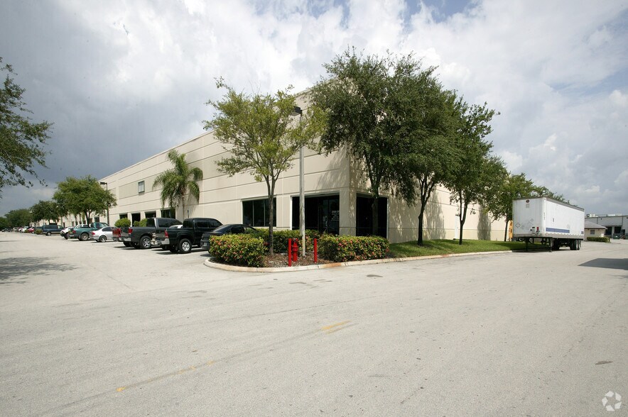 11700 Nw 102nd Rd, Medley, FL à louer - Photo de l’immeuble – Image 3 sur 7