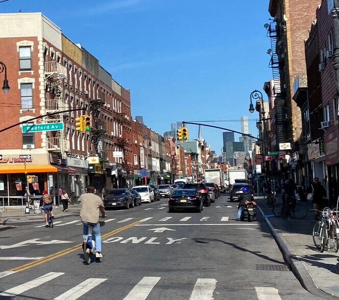 649 Manhattan Ave, Brooklyn, NY à louer - Photo de l’immeuble – Image 1 sur 1