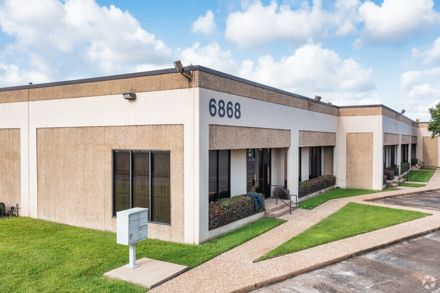6868 N Loop Fwy E, Houston, TX à louer - Photo de l’immeuble – Image 3 sur 6