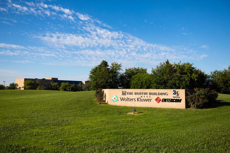 9111 E Douglas Ave, Wichita, KS à louer - Photo de l’immeuble – Image 3 sur 6