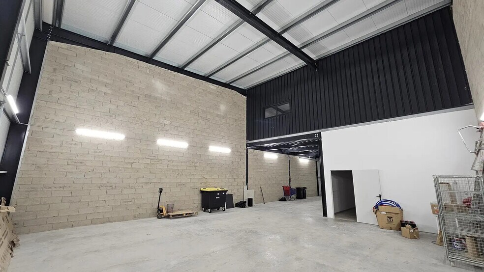 Local d’activités dans Pontault-Combault à louer - Photo de l’immeuble – Image 3 sur 13