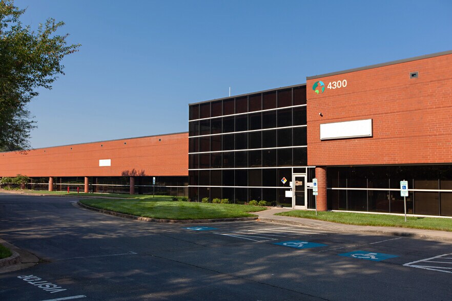 4300 Northlake Ct, Charlotte, NC à louer - Photo de l’immeuble – Image 1 sur 5