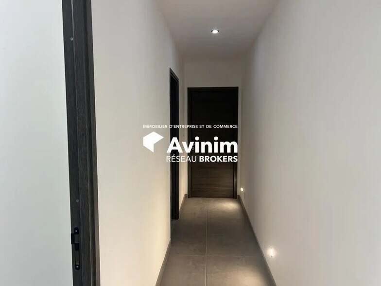 Bureau dans Saint-Bonnet-de-Mure à louer - Photo intérieure – Image 2 sur 9