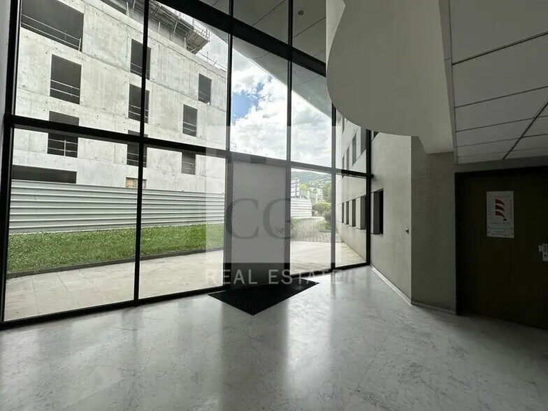 Bureau dans Meylan à vendre - Hall d’entrée – Image 2 sur 10