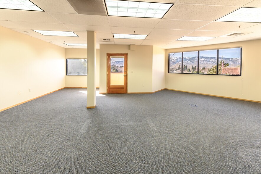 5405 Mae Anne Ave, Reno, NV à vendre - Photo intérieure – Image 2 sur 20