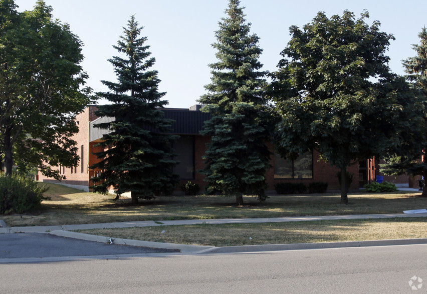 310 Brunel Rd, Mississauga, ON à louer - Photo de l’immeuble – Image 2 sur 2