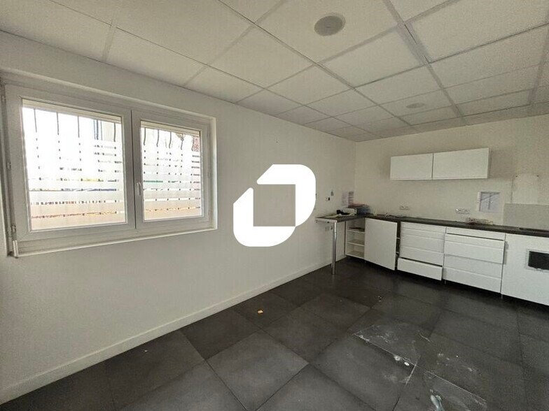 Bureau dans Grigny à louer - Photo de l’immeuble – Image 2 sur 9