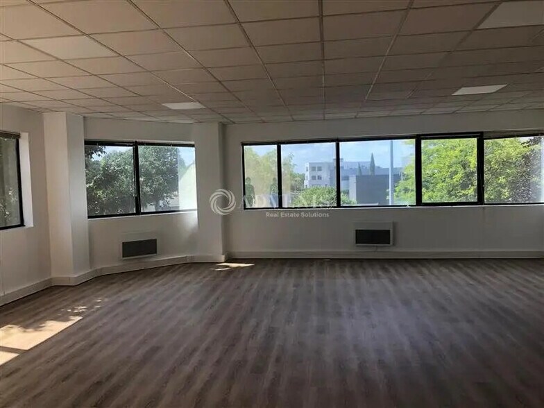 Bureau dans Poissy à louer - Photo de l’immeuble – Image 1 sur 4
