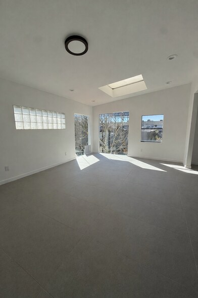 304 N Harper Ave, Los Angeles, CA à louer - Photo intérieure – Image 2 sur 12