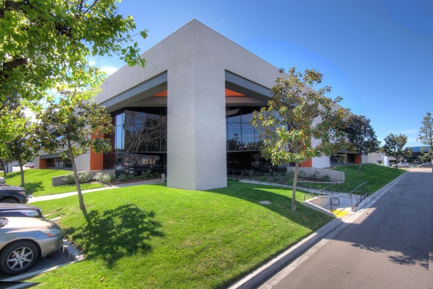202 E Airport Dr, San Bernardino, CA à louer - Photo de l’immeuble – Image 3 sur 8