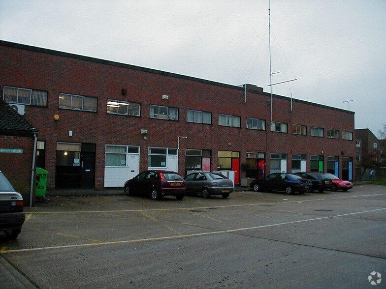102-123 Liscombe, Bracknell à louer - Photo de l’immeuble – Image 2 sur 4