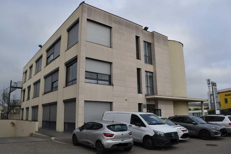 Bureau dans Chassieu à louer - Photo de l’immeuble – Image 1 sur 8