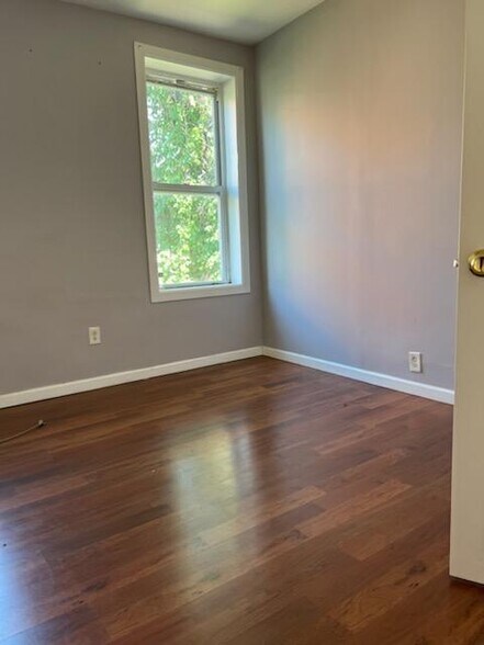 321 Milford St, Brooklyn, NY à vendre - Photo intérieure – Image 3 sur 29