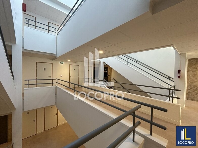 Bureau dans Valbonne à louer - Photo de l’immeuble – Image 2 sur 12