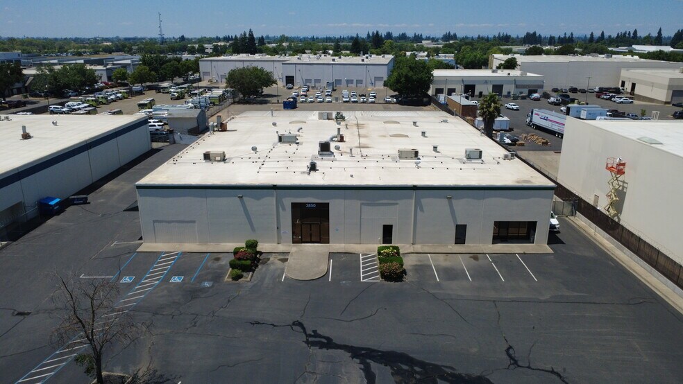 3850 Happy Ln, Sacramento, CA à vendre - Photo de l’immeuble – Image 2 sur 13