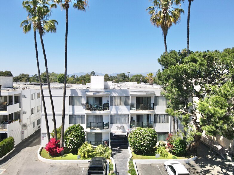 11911 Weddington St, Valley Village, CA à vendre - Photo de l’immeuble – Image 1 sur 10