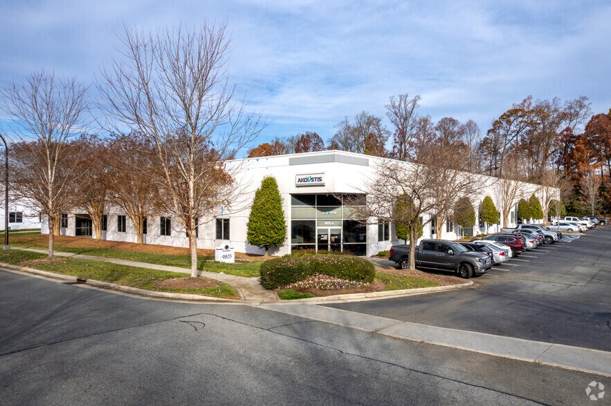 9805 Northcross Center Ct, Huntersville, NC à louer - Photo de l’immeuble – Image 2 sur 5