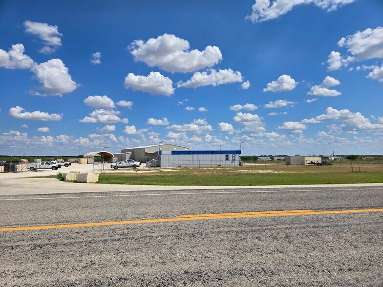 1210 FM 537, Floresville, TX à louer - Photo principale – Image 1 sur 9
