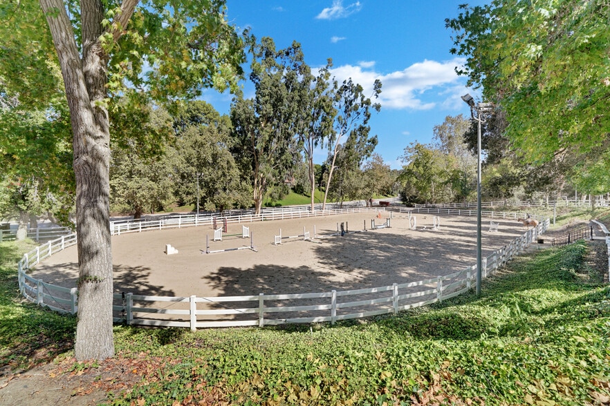 6352 E Nohl Ranch Rd, Anaheim, CA à vendre - Photo principale – Image 1 sur 34