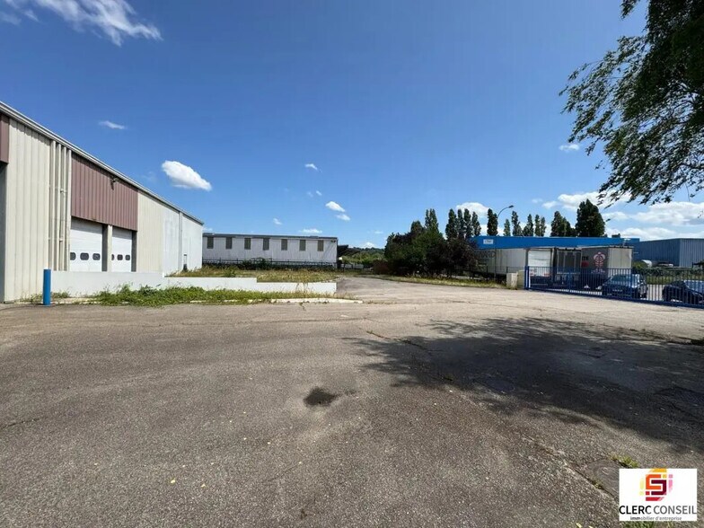 Local d’activités dans Oissel à louer - Photo de l’immeuble – Image 3 sur 17
