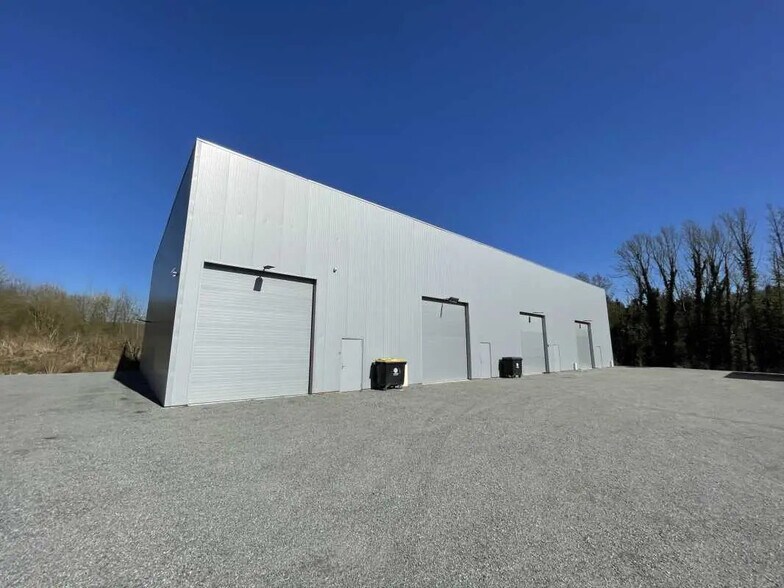 Local d’activités dans Notre-Dame-de-Bondeville à louer - Photo de l’immeuble – Image 1 sur 5