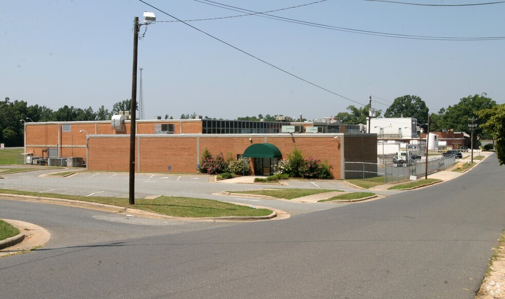 136 E Dorsett Ave, Asheboro, NC à louer - Photo de l’immeuble – Image 2 sur 6