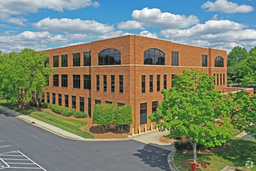 4050 Piedmont Pky, High Point, NC à vendre - Photo principale – Image 1 sur 5