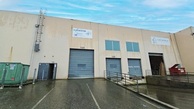 9 Burbidge St, Coquitlam, BC à louer Photo de l’immeuble– Image 2 sur 11