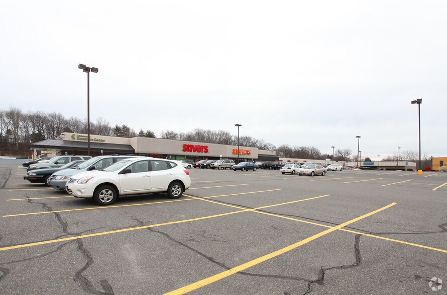 650 Wolcott St, Waterbury, CT à louer - Photo de l’immeuble – Image 1 sur 11