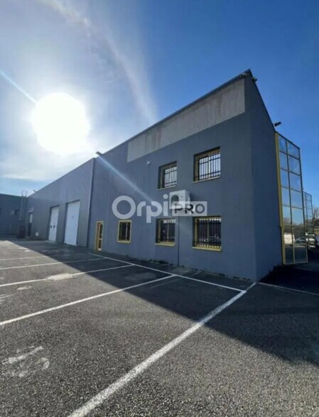 Local d’activités dans La Verpillière à louer - Photo de l’immeuble – Image 3 sur 4