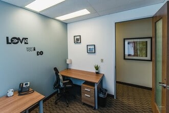 600 Crowfoot Cres NW, Calgary, AB à louer Photo intérieure– Image 2 sur 4
