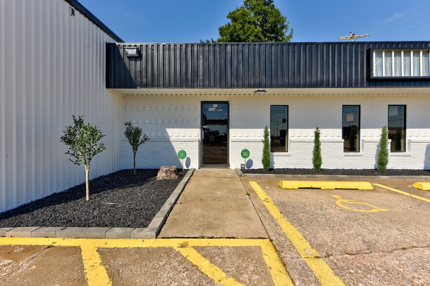 704 E Main St, Moore, OK à vendre - Photo de l’immeuble – Image 3 sur 14