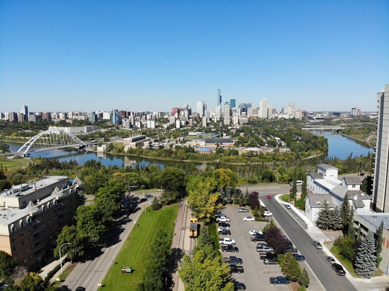 10171 Saskatchewan Dr, Edmonton, AB à louer - Photo de l’immeuble – Image 3 sur 16