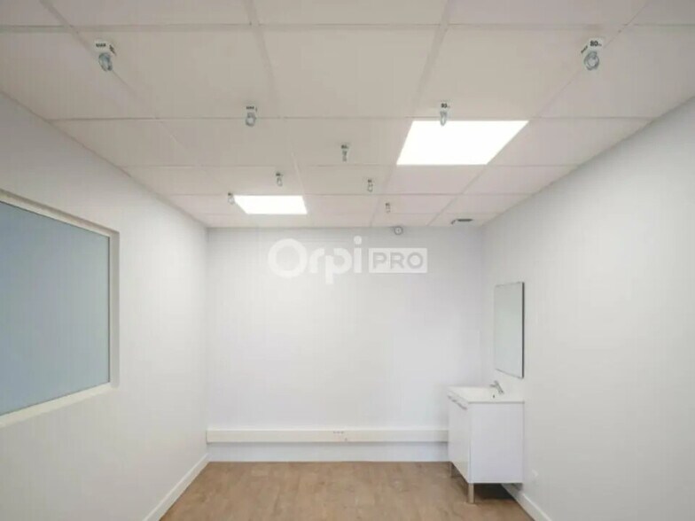 Local d'activités dans Pau à vendre - Photo de l’immeuble – Image 2 sur 9