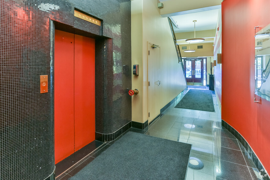 630 8th Ave SW, Calgary, AB à louer - Hall d’entrée – Image 3 sur 10