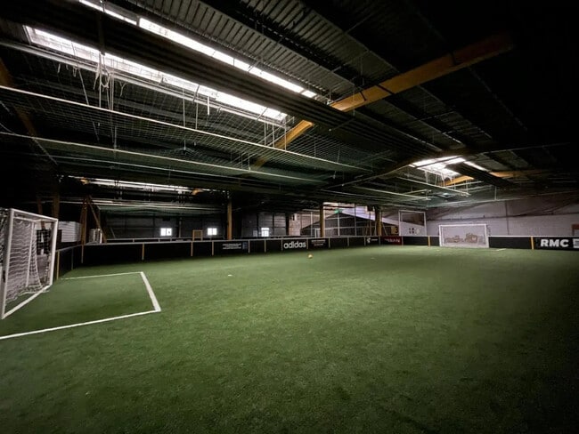 Plus de détails pour Local d'activités à louer